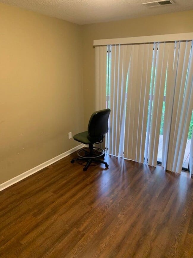 Building Photo - 317 Rock Knoll Dr