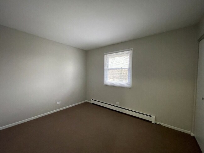Building Photo - FRESHLY PAINTED 2BR, 1BA condo, close to RT59 shopping and restaurants. NAPERVILLE 203 SCHOOLS!