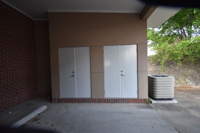 Building Photo - Large 2 Bedroom Condo For Rent Near Historic Downtown Clarksville!