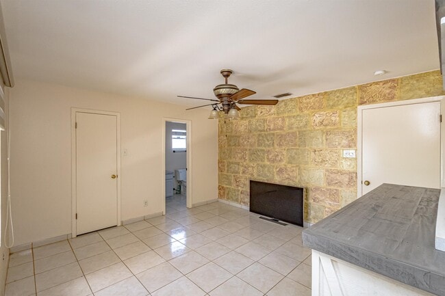 Building Photo - 1416 Rd Runner Loop