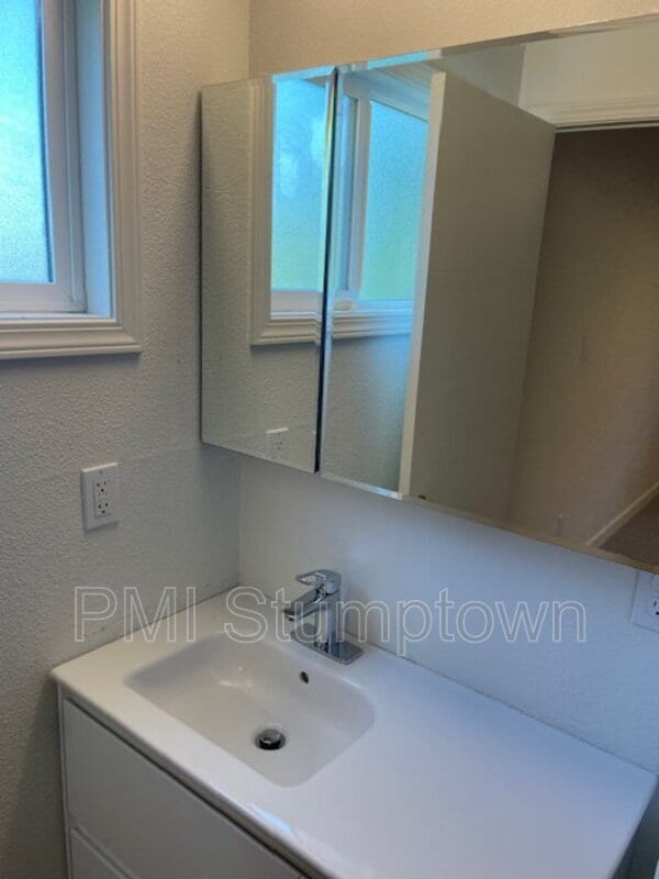 Building Photo - 11095 SE 92nd Ct