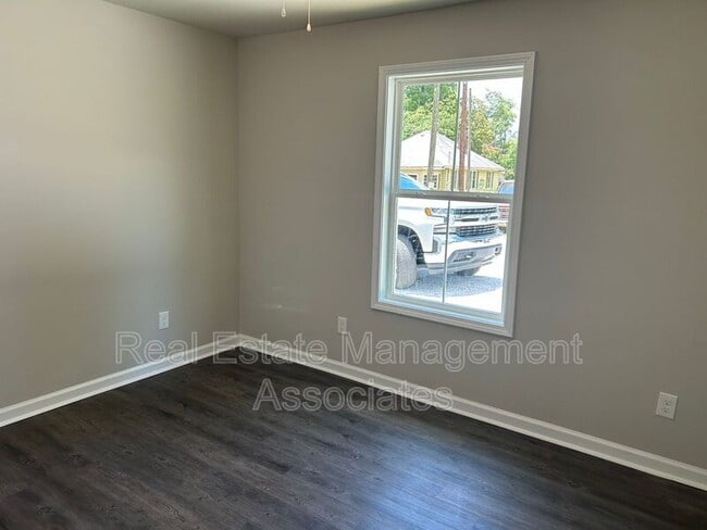 Building Photo - 215 W Quilly St