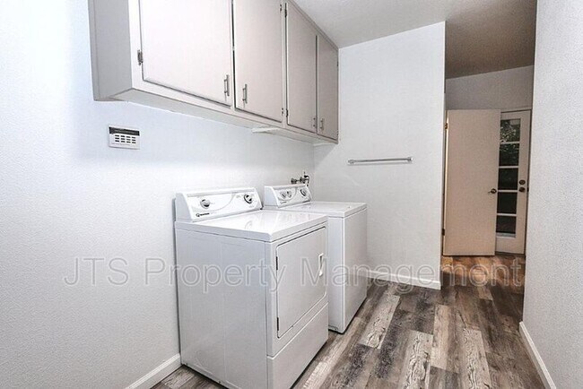 Building Photo - 8520 Emperor Dr