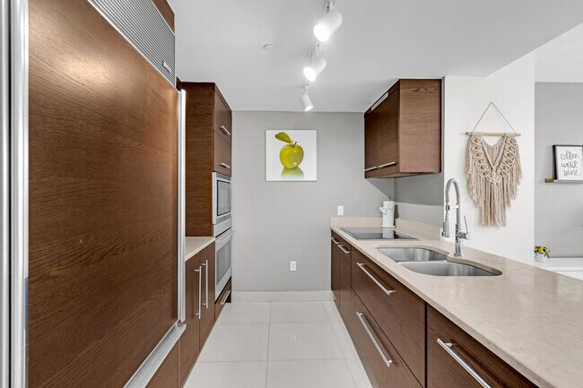 Building Photo - 485 Brickell Ave