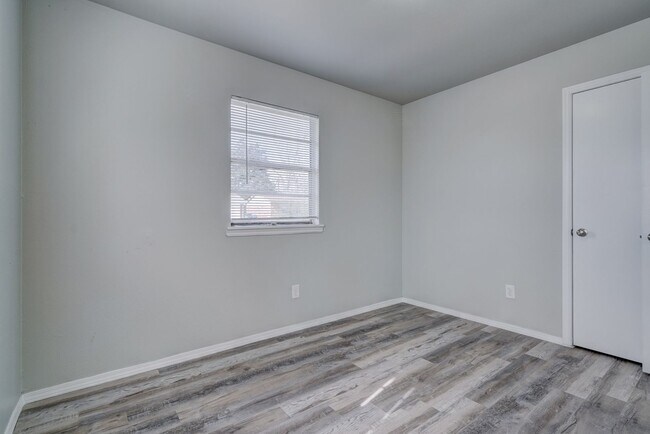 Building Photo - Beautifully Remodeled 3 or 4 bedroom with ...