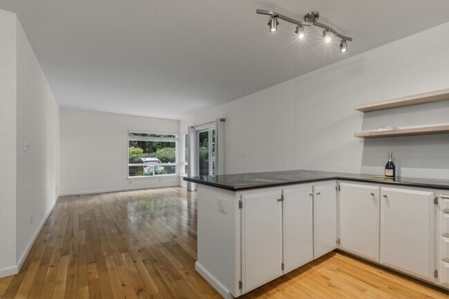 Building Photo - 1Bd/1Ba Edmonds Condo