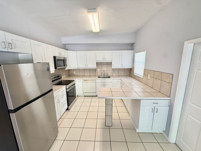 Building Photo - Sensational 2 bed 1 bath in the heart of Wilton Manors! 2 parking spots with laundry!