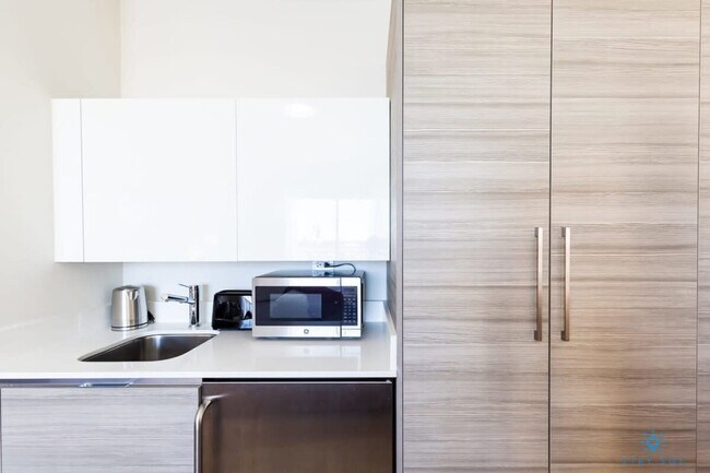 Building Photo - 327 Pierce St