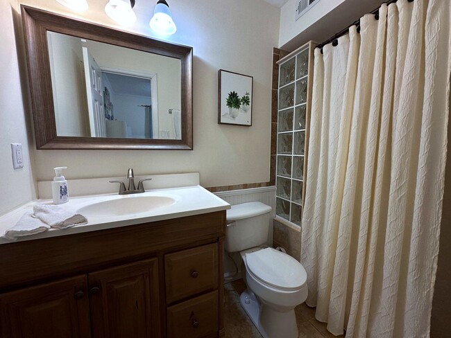 Building Photo - Close to Beach, Shopping, Restaurants!  Fu...