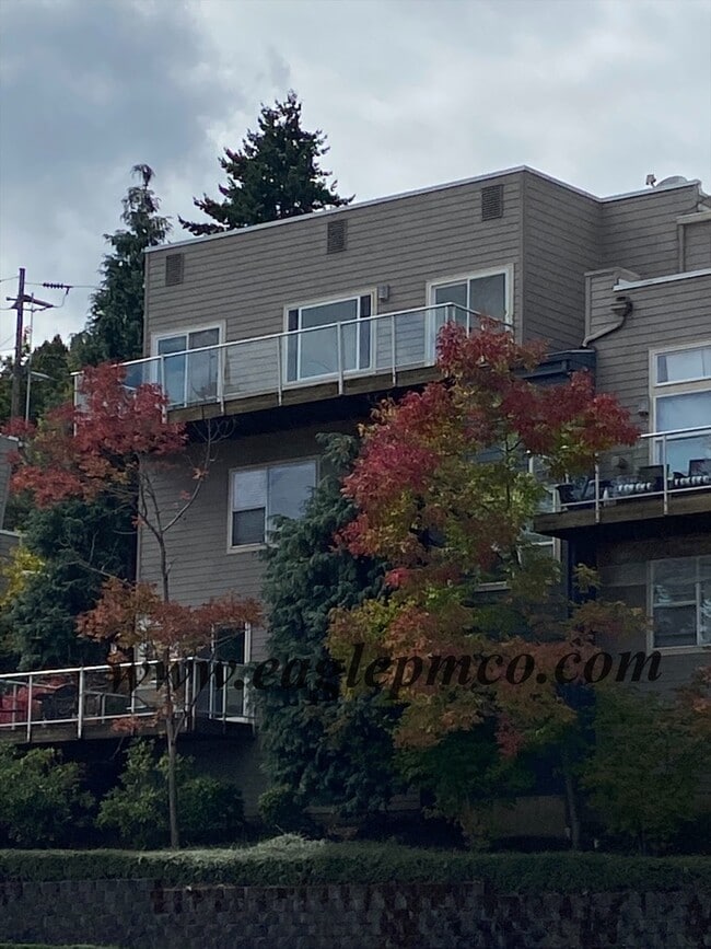 Building Photo - 7442 S Virginia Ave