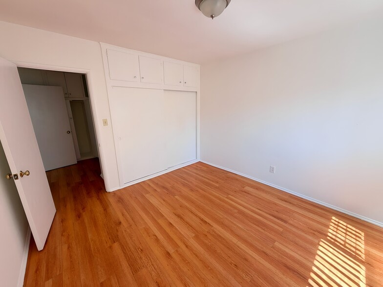 Building Photo - 260 S Sycamore Ave