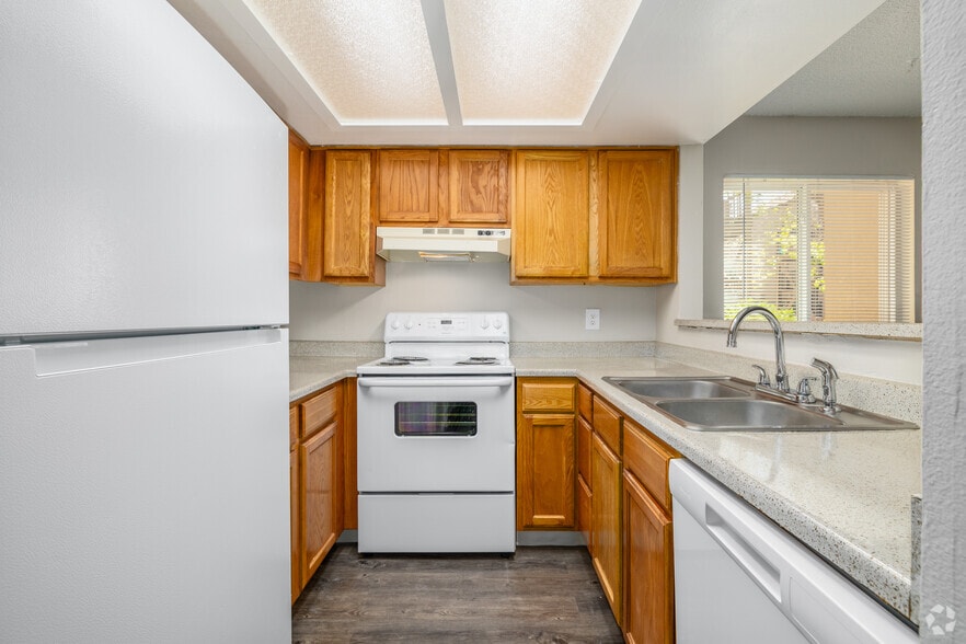 The Roma 2BR, 1BA - 840SF - Kitchen - Toscana