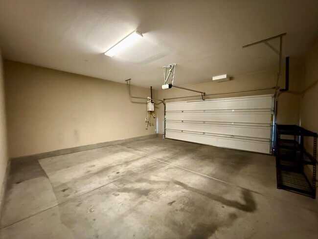 Building Photo - 2/BD 2.5/BA Luxury Gated Townhouse in Summ...