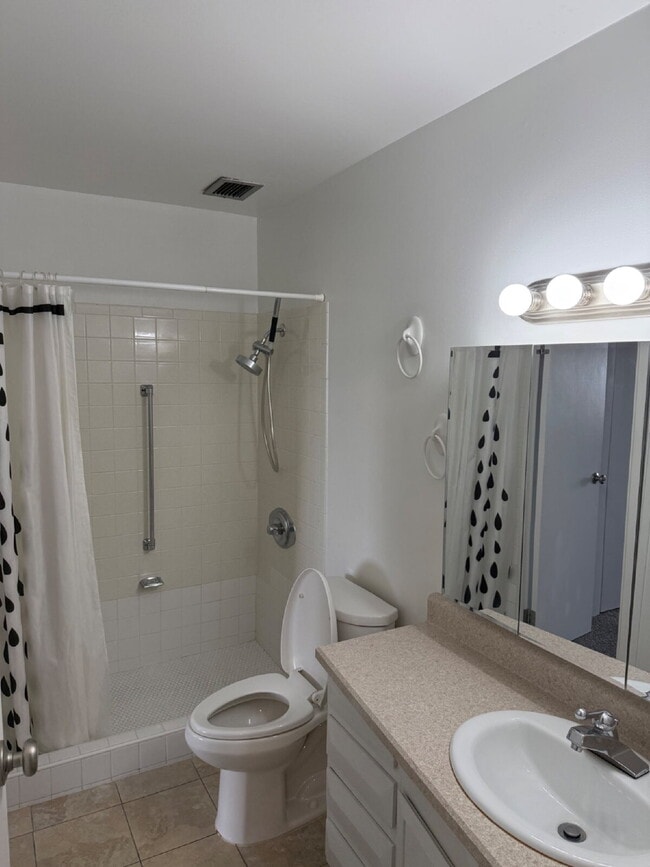 Building Photo - "Charming 1-Bedroom Condo Retreat in the Heart of Denver – Spacious 855 Sq Ft!"