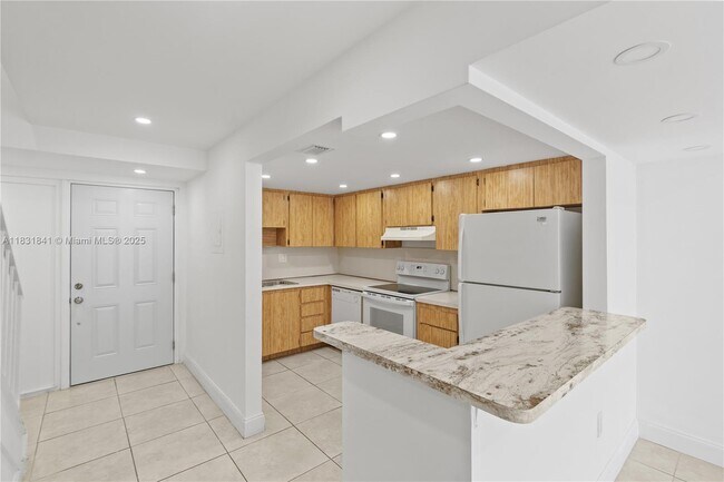 Building Photo - 9373 Fontainebleau Blvd