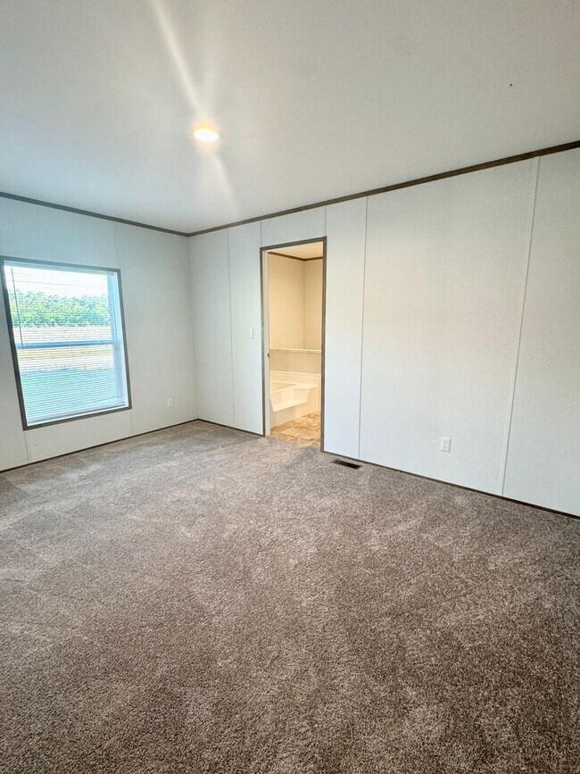 Building Photo - Move in Ready! 3 bedrooms/ 2 Baths! Beautiful space!
