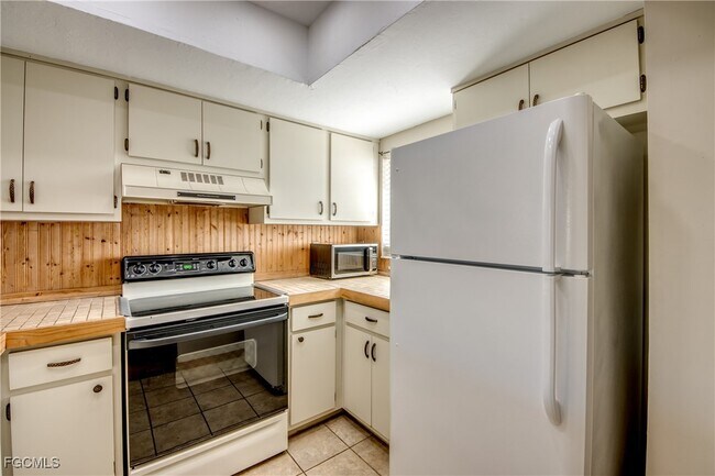 Building Photo - 4616 SE 6th Ave