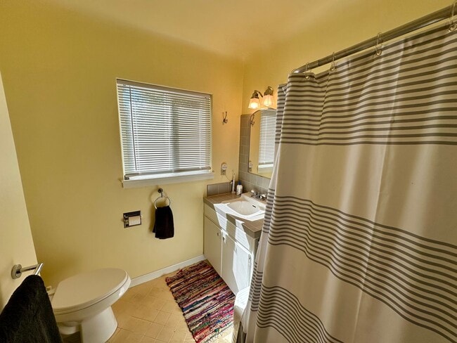 Building Photo - Welcome to this charming 2-bedroom, 2-bath...