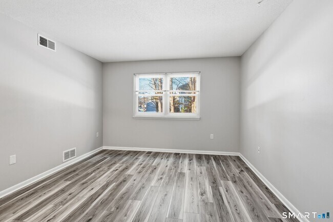 Building Photo - 808 Twin Circle Dr