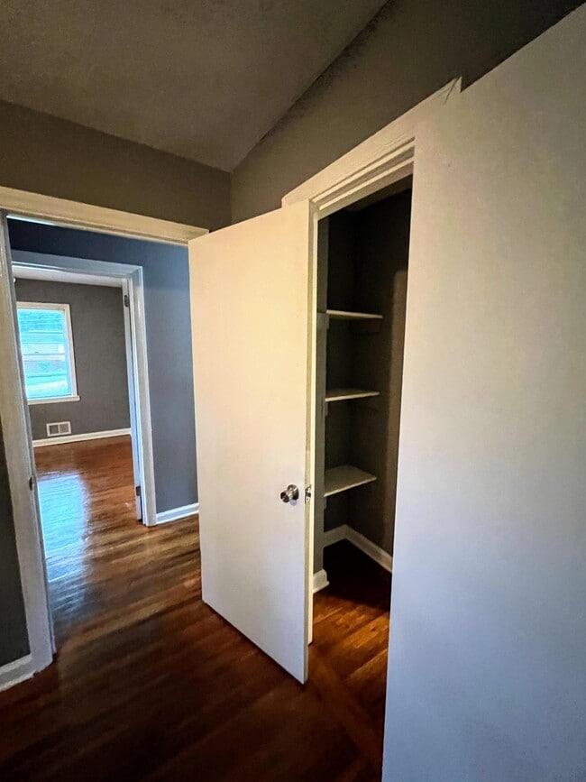 Building Photo - 2884 Meadowview Dr SE