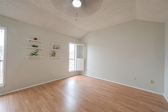 Building Photo - 14947 Heritage Wood Dr