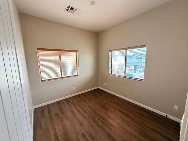 Building Photo - 897 E Roma Ave