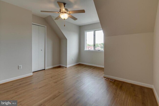 Building Photo - 11 Queen Elizabeth Ct