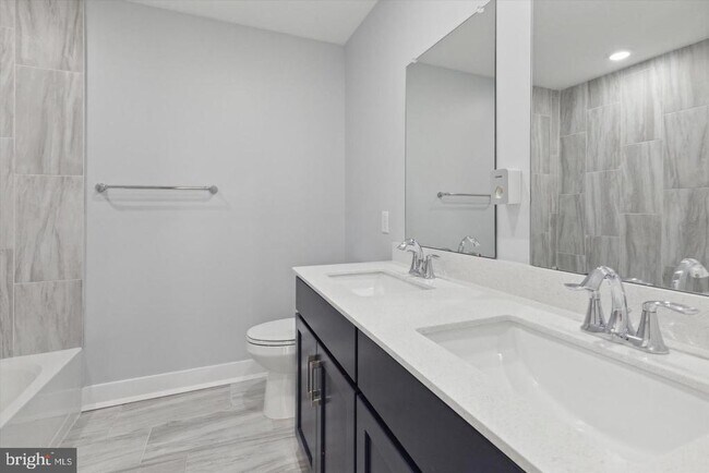 Building Photo - 10 Ladbroke Dr