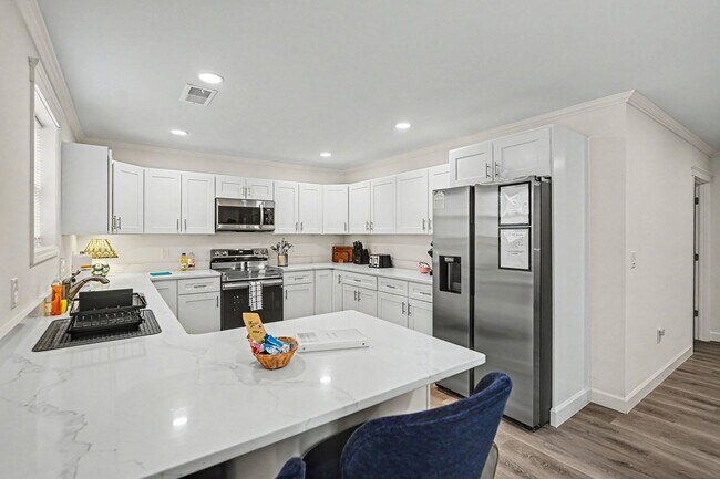 Building Photo - New 4BR Home | Ideal for Families & Teams