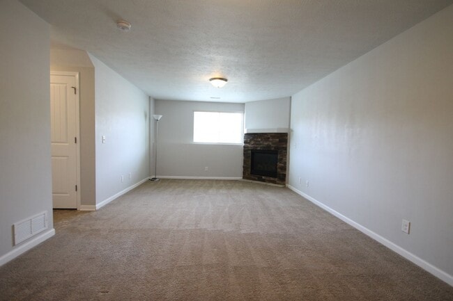 Building Photo - Fall Move In Special!!!  1/2 Off 1st Month...