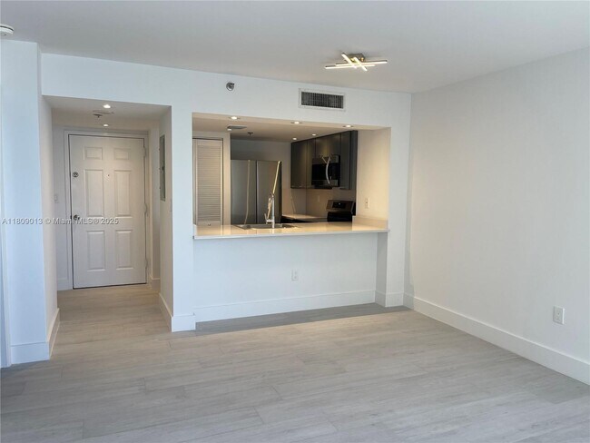 Building Photo - 540 Brickell Key Dr