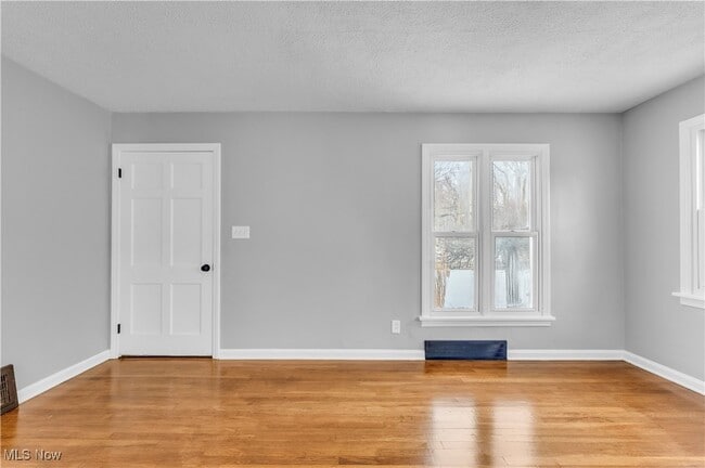 Building Photo - 650 E 250th St