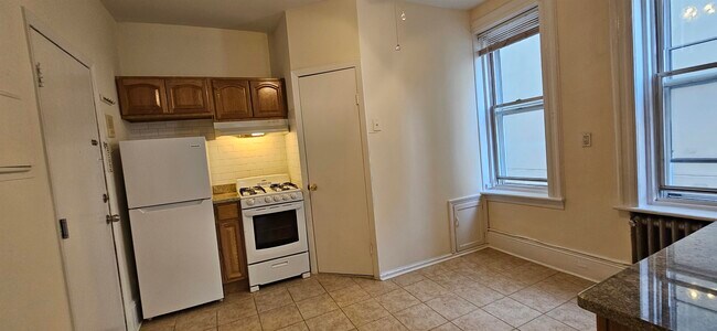 Building Photo - 327 Jackson St