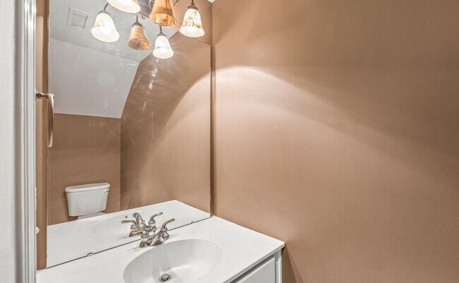 Building Photo - This Stunning Townhome in the Heart of Ballantyne