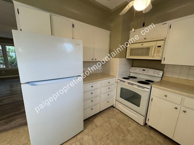 Building Photo - 2/1 in town out of town.