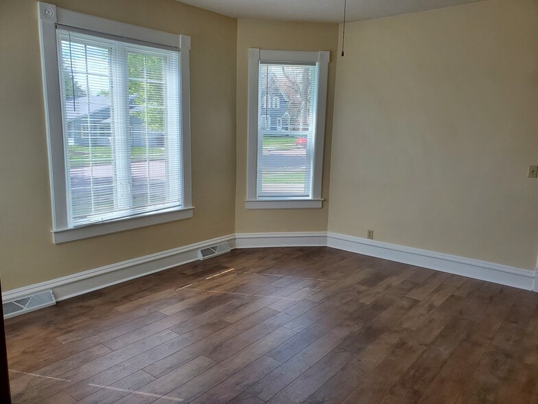 Building Photo - 108 3rd St W