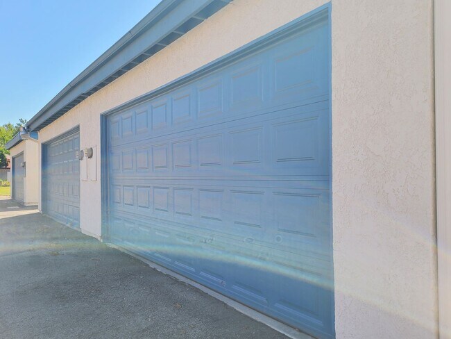 Building Photo - 10844 Pepper Way