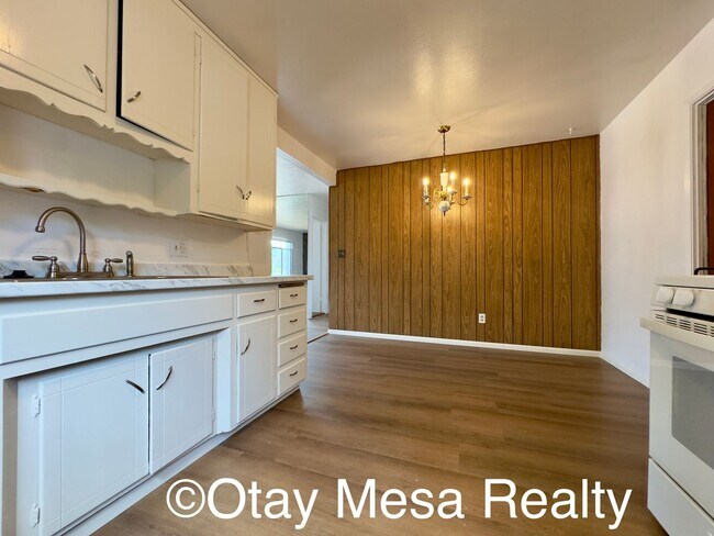 Building Photo - Charming 3-Bedroom Home with Expansive Outdoor Space