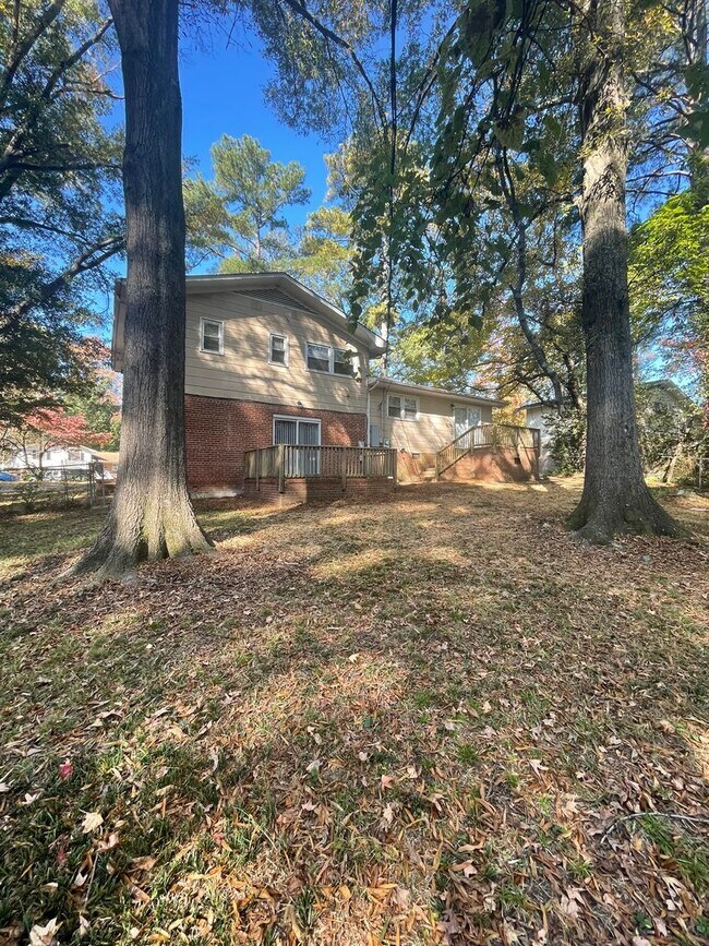 Building Photo - Must see This 4 Bedroom 2 Bath Tri Level Home. Located Close to Sugar Creek Rd and N. Tryon St