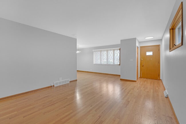 Building Photo - 650 Patricia Ln