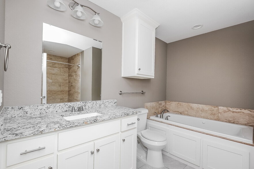 Building Photo - 811 N Ridge Dr