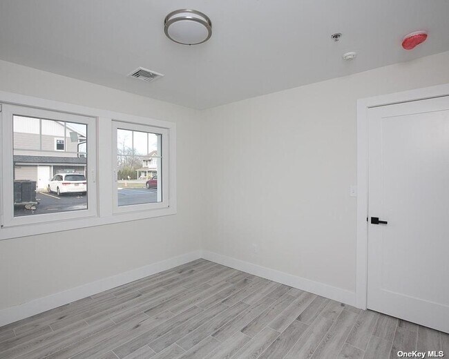Building Photo - 170 W Montauk Hwy