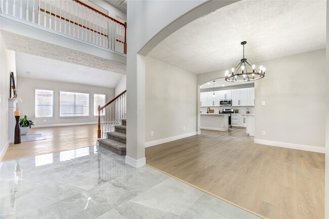 Building Photo - 5512 Canyon Bluff Ln