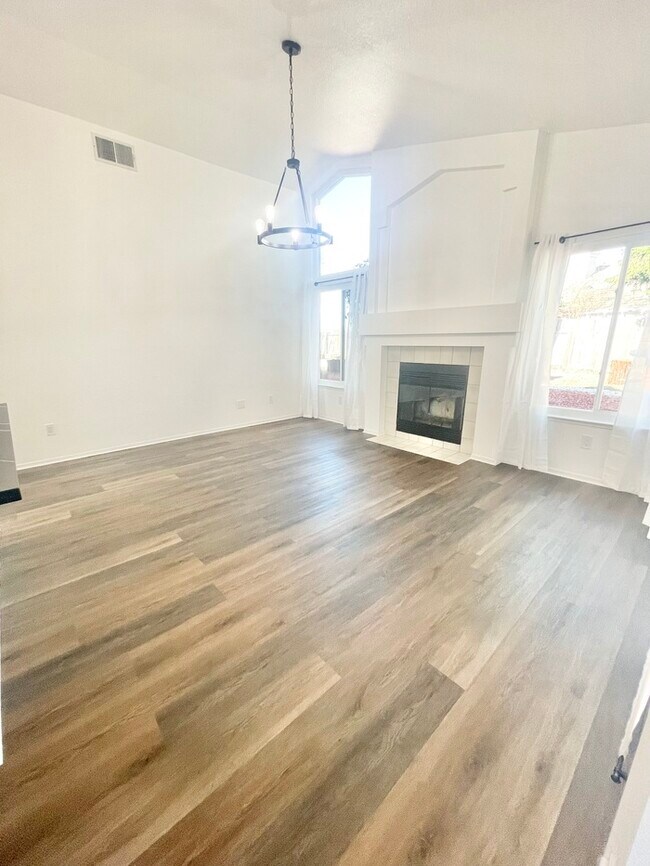 Building Photo - Stunning newly remodeled 3 bedroom 2 bathroom home!