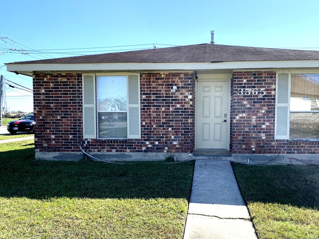 Building Photo - 3565 Kings Dr