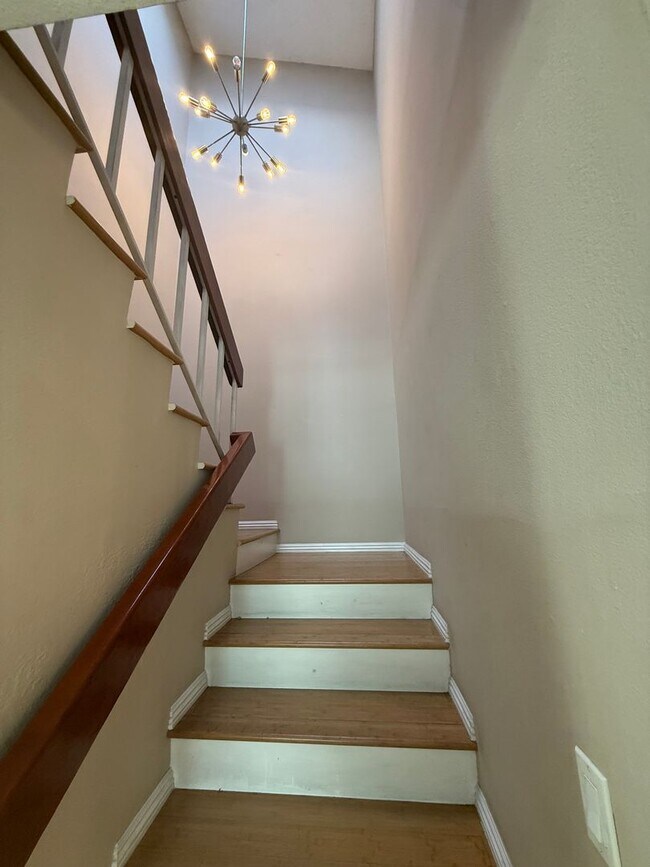 Building Photo - Turnkey End-Unit Townhome with Vaulted Ceilings & Garage