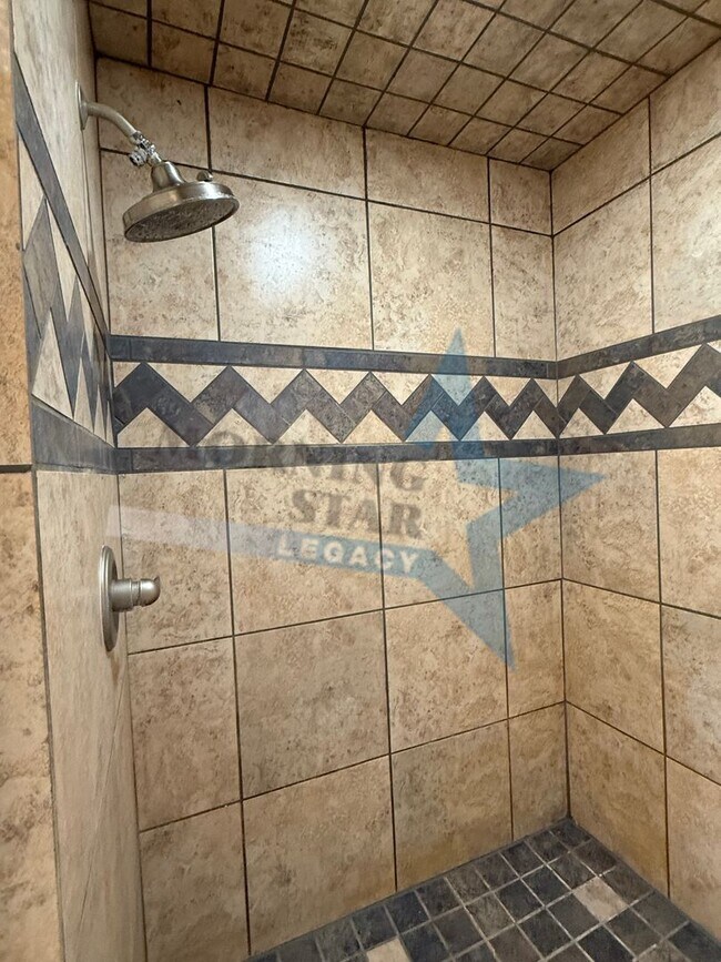 Building Photo - 4 bedroom, 4 bath house - Must see landscaping!