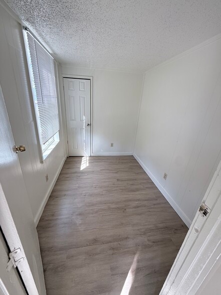 Building Photo - 215 Weeks Rd