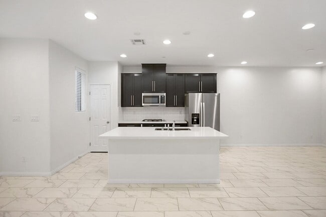 Building Photo - 3 Bed Nicely Upgraded Summerlin TownHome
