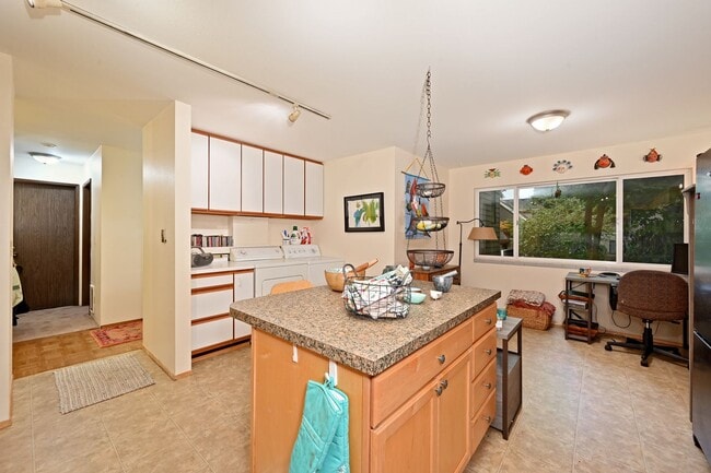 Building Photo - Beautiful 2-bed, 2-bath condo in Seattle f...